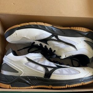 Women’s Volleyball Shoes (Size 9) Black/ White